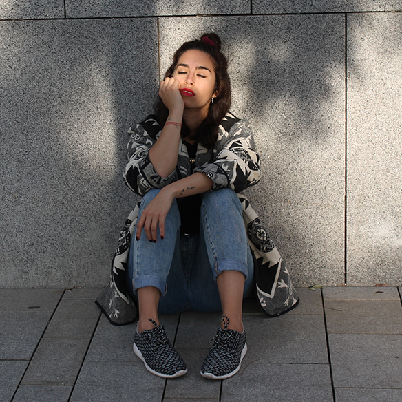 15-colgadas-de-una-percha-blanche-chaqueta-blanco-y-negro-b-&-w-jacket-jeans-tiro-alto-high-waisted-jeans-bambas-trainers-5