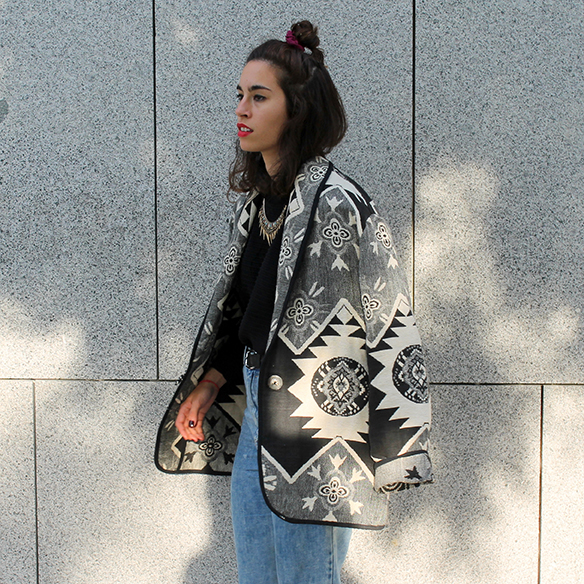 15-colgadas-de-una-percha-blanche-chaqueta-blanco-y-negro-b-&-w-jacket-jeans-tiro-alto-high-waisted-jeans-bambas-trainers-6