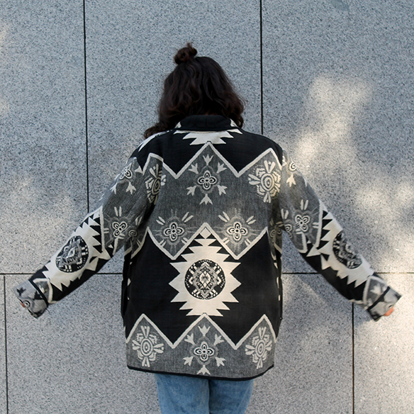 15-colgadas-de-una-percha-blanche-chaqueta-blanco-y-negro-b-&-w-jacket-jeans-tiro-alto-high-waisted-jeans-bambas-trainers-7