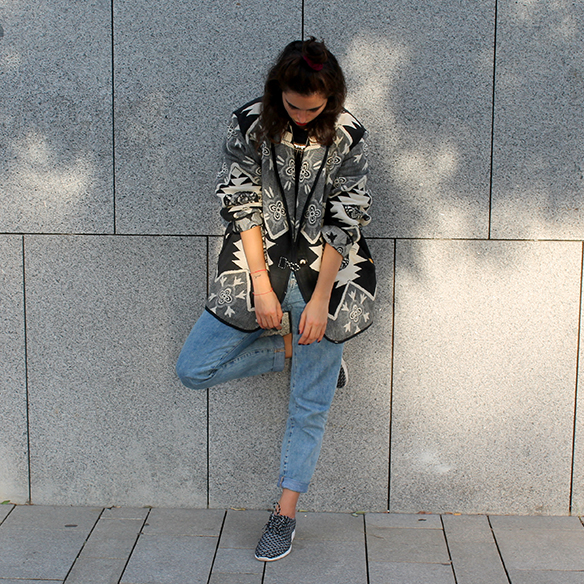 15-colgadas-de-una-percha-blanche-chaqueta-blanco-y-negro-b-&-w-jacket-jeans-tiro-alto-high-waisted-jeans-bambas-trainers-8