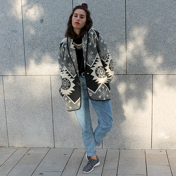 15-colgadas-de-una-percha-blanche-chaqueta-blanco-y-negro-b-&-w-jacket-jeans-tiro-alto-high-waisted-jeans-bambas-trainers-9