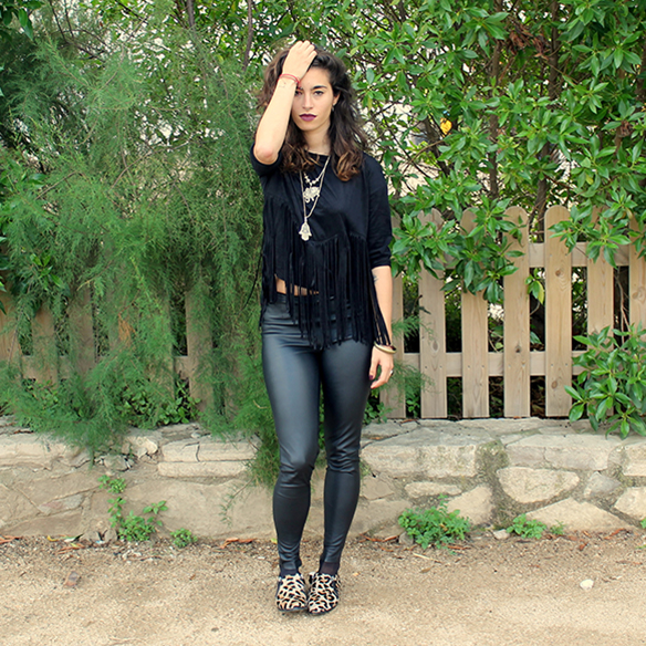 15-colgadas-de-una-percha-blanche-must-have-fw-15-16-oi-imprescindible-flecos-fringes-suede-ante-septum-3