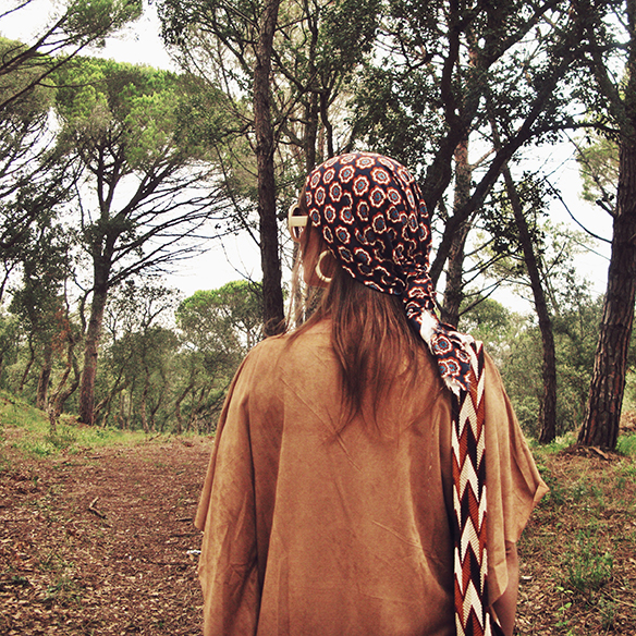 15-colgadas-de-una-percha-carla-kissler-must-have-fw-15-16-oi-imprescindible-ante-suede-70s-años-70-aros-hoops-pañuelo-cabeza-headscarf-wayuu-bag-2