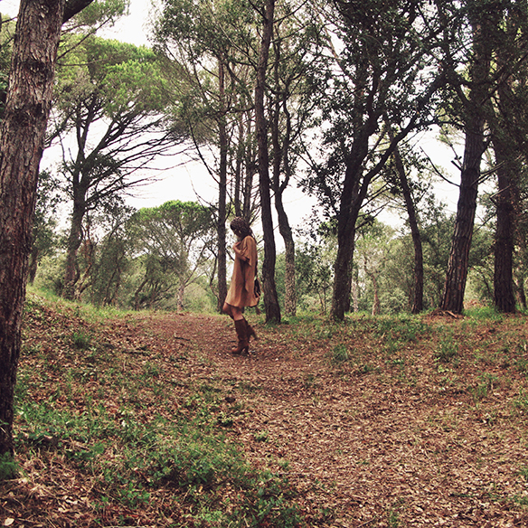 15-colgadas-de-una-percha-carla-kissler-must-have-fw-15-16-oi-imprescindible-ante-suede-70s-años-70-aros-hoops-pañuelo-cabeza-headscarf-wayuu-bag-4