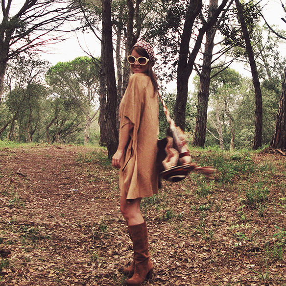 15-colgadas-de-una-percha-carla-kissler-must-have-fw-15-16-oi-imprescindible-ante-suede-70s-años-70-aros-hoops-pañuelo-cabeza-headscarf-wayuu-bag-5