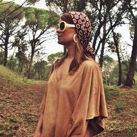 15-colgadas-de-una-percha-carla-kissler-must-have-fw-15-16-oi-imprescindible-ante-suede-70s-años-70-aros-hoops-pañuelo-cabeza-headscarf-wayuu-bag-6