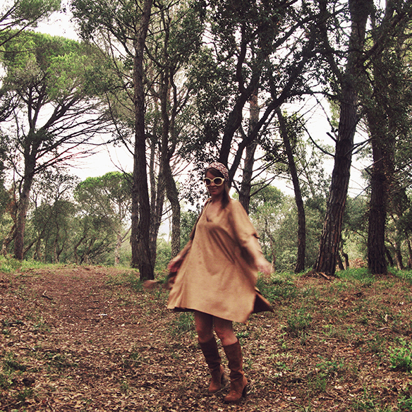 15-colgadas-de-una-percha-carla-kissler-must-have-fw-15-16-oi-imprescindible-ante-suede-70s-años-70-aros-hoops-pañuelo-cabeza-headscarf-wayuu-bag-7