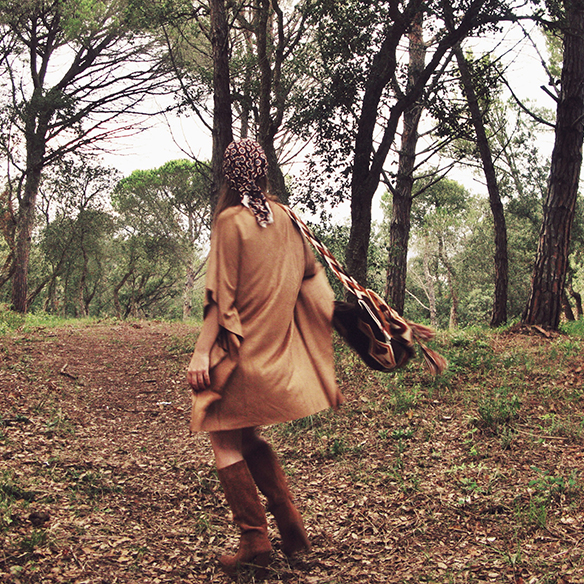 15-colgadas-de-una-percha-carla-kissler-must-have-fw-15-16-oi-imprescindible-ante-suede-70s-años-70-aros-hoops-pañuelo-cabeza-headscarf-wayuu-bag-8