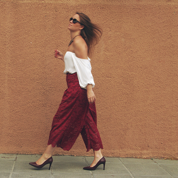 15-colgadas-de-una-percha-carla-kissler-must-have-fw-oi-imprescindible-culottes-encaje-lace-marsala-blusa-off-shoulder-blouse-5