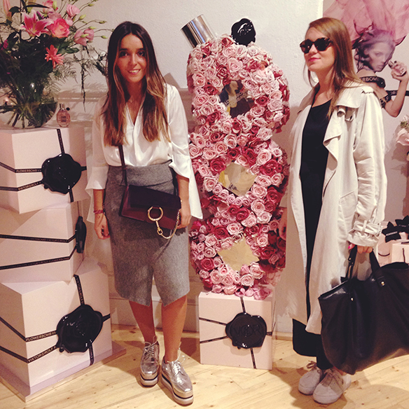 15-colgadas-de-una-percha-flowerbomb-viktor-&-rolf-perfume-fragancia-perfume-fragrance-10º-aniversario-10th-anniversary-1