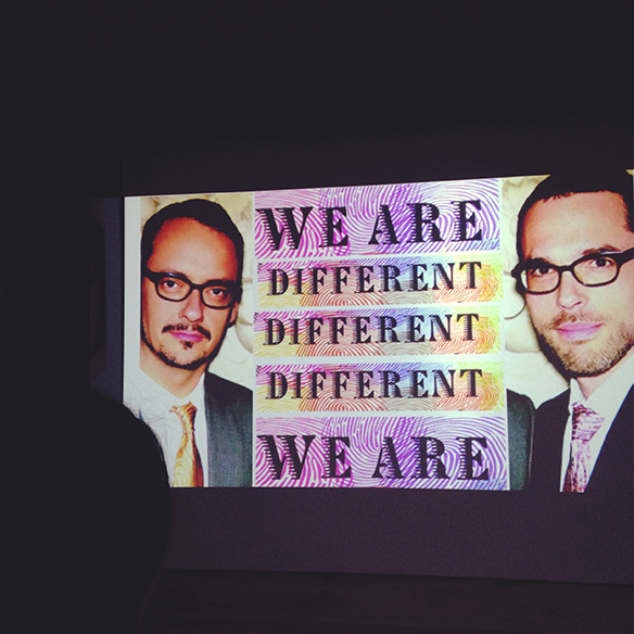 15-colgadas-de-una-percha-flowerbomb-viktor-&-rolf-perfume-fragancia-perfume-fragrance-10º-aniversario-10th-anniversary-10