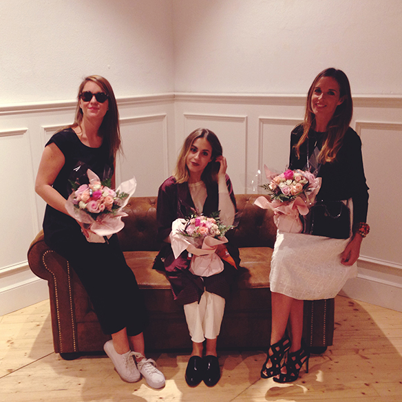 15-colgadas-de-una-percha-flowerbomb-viktor-&-rolf-perfume-fragancia-perfume-fragrance-10º-aniversario-10th-anniversary-13