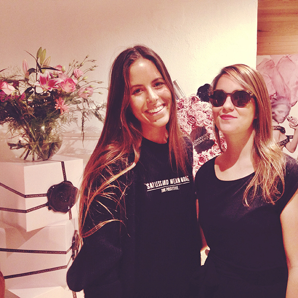 15-colgadas-de-una-percha-flowerbomb-viktor-&-rolf-perfume-fragancia-perfume-fragrance-10º-aniversario-10th-anniversary-14