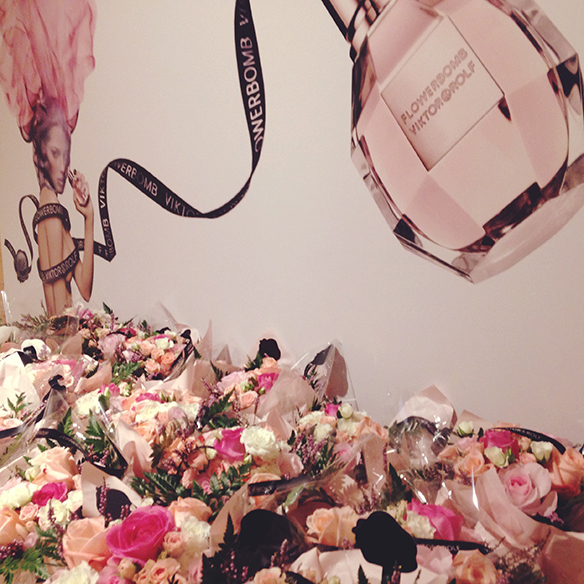 15-colgadas-de-una-percha-flowerbomb-viktor-&-rolf-perfume-fragancia-perfume-fragrance-10º-aniversario-10th-anniversary-4