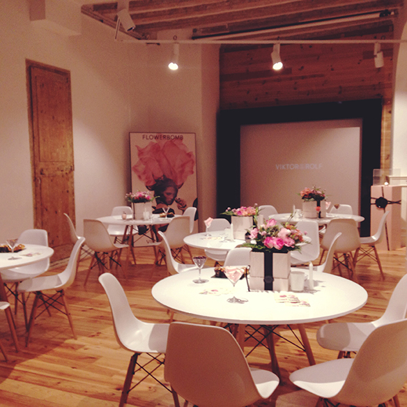 15-colgadas-de-una-percha-flowerbomb-viktor-&-rolf-perfume-fragancia-perfume-fragrance-10º-aniversario-10th-anniversary-5