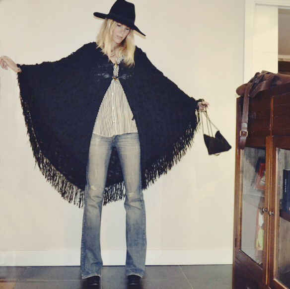 15-colgadas-de-una-percha-gina-carreras-georgina-barcelona-bolso-flare-pants-pantalon-acampanado-poncho-handbag-sombrero-hat-1