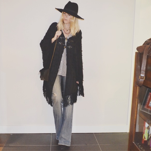 15-colgadas-de-una-percha-gina-carreras-georgina-barcelona-bolso-flare-pants-pantalon-acampanado-poncho-handbag-sombrero-hat-10