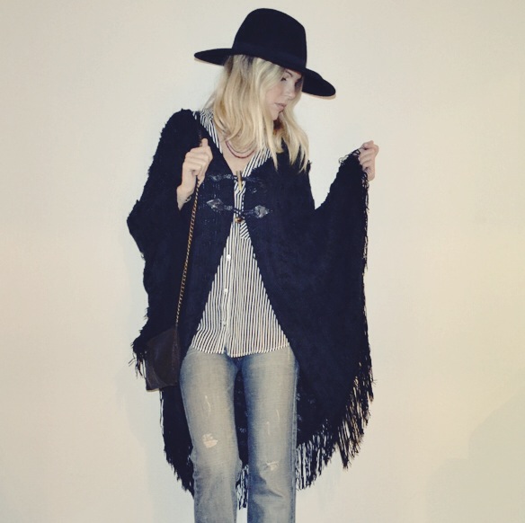 15-colgadas-de-una-percha-gina-carreras-georgina-barcelona-bolso-flare-pants-pantalon-acampanado-poncho-handbag-sombrero-hat-2