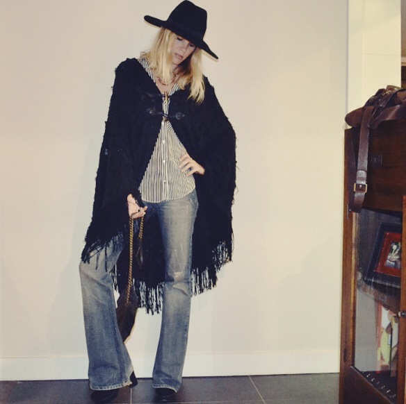 15-colgadas-de-una-percha-gina-carreras-georgina-barcelona-bolso-flare-pants-pantalon-acampanado-poncho-handbag-sombrero-hat-3