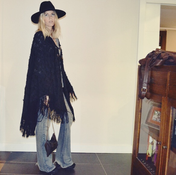 15-colgadas-de-una-percha-gina-carreras-georgina-barcelona-bolso-flare-pants-pantalon-acampanado-poncho-handbag-sombrero-hat-4