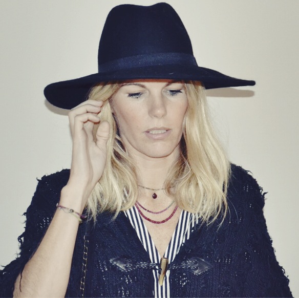 15-colgadas-de-una-percha-gina-carreras-georgina-barcelona-bolso-flare-pants-pantalon-acampanado-poncho-handbag-sombrero-hat-5