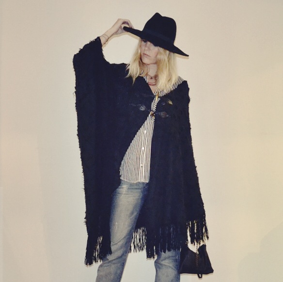 15-colgadas-de-una-percha-gina-carreras-georgina-barcelona-bolso-flare-pants-pantalon-acampanado-poncho-handbag-sombrero-hat-6