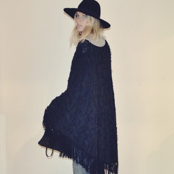 15-colgadas-de-una-percha-gina-carreras-georgina-barcelona-bolso-flare-pants-pantalon-acampanado-poncho-handbag-sombrero-hat-7