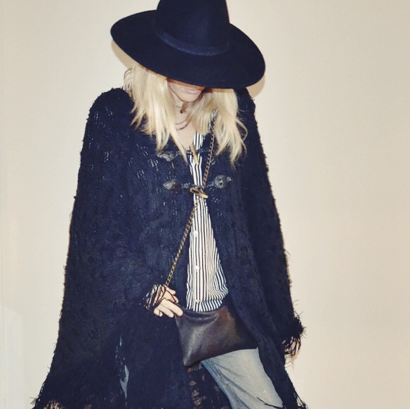 15-colgadas-de-una-percha-gina-carreras-georgina-barcelona-bolso-flare-pants-pantalon-acampanado-poncho-handbag-sombrero-hat-8