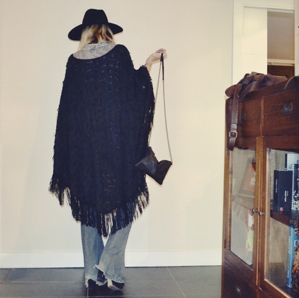 15-colgadas-de-una-percha-gina-carreras-georgina-barcelona-bolso-flare-pants-pantalon-acampanado-poncho-handbag-sombrero-hat-9