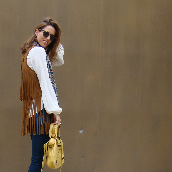 15-colgadas-de-una-percha-marta-r-chaleco-vest-flecos-fringes-mostaza-mustard-suede-ante-pumps-10