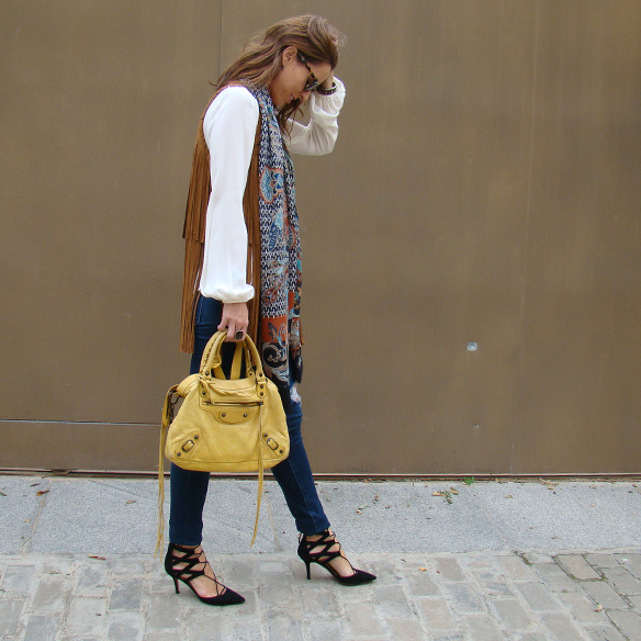 15-colgadas-de-una-percha-marta-r-chaleco-vest-flecos-fringes-mostaza-mustard-suede-ante-pumps-2