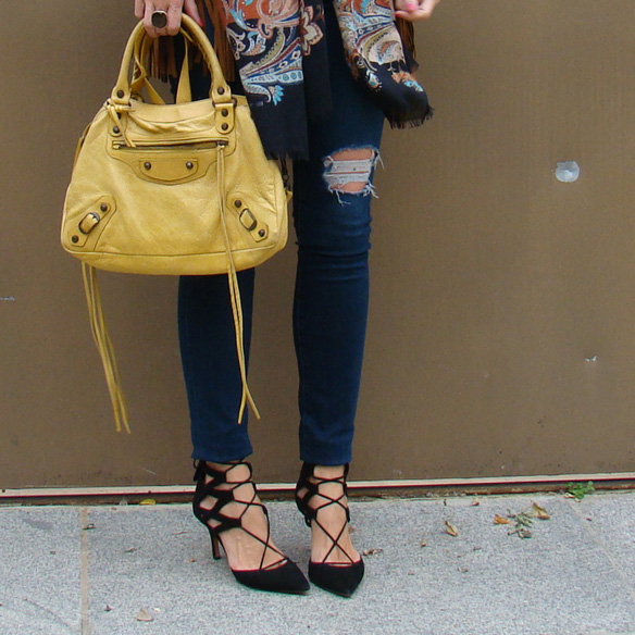 15-colgadas-de-una-percha-marta-r-chaleco-vest-flecos-fringes-mostaza-mustard-suede-ante-pumps-3