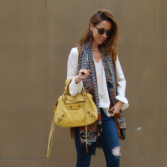 15-colgadas-de-una-percha-marta-r-chaleco-vest-flecos-fringes-mostaza-mustard-suede-ante-pumps-4