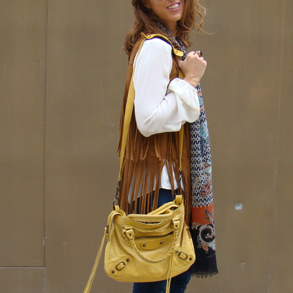 15-colgadas-de-una-percha-marta-r-chaleco-vest-flecos-fringes-mostaza-mustard-suede-ante-pumps-7