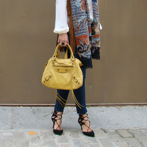 15-colgadas-de-una-percha-marta-r-chaleco-vest-flecos-fringes-mostaza-mustard-suede-ante-pumps-8