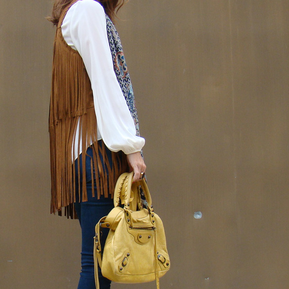 15-colgadas-de-una-percha-marta-r-chaleco-vest-flecos-fringes-mostaza-mustard-suede-ante-pumps-9