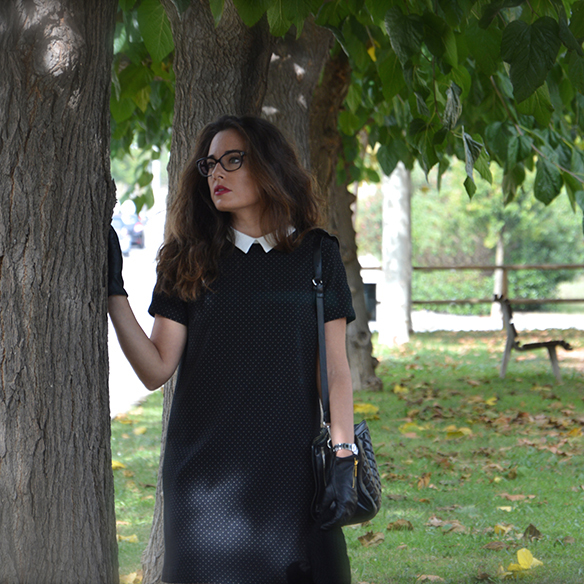 15-colgadas-de-una-percha-alicia-alvarez-polka-dot-dress-guantes-gloves-botas-boots-shirt-collar-cuello-camisa-gafas-glasses-1