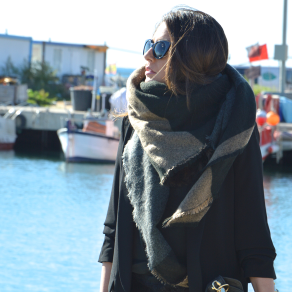 15-colgadas-de-una-percha-alicia-alvarez-sporty-chic-woman-trainers-bambas-baggy-pants-blazer-top-lencero-1