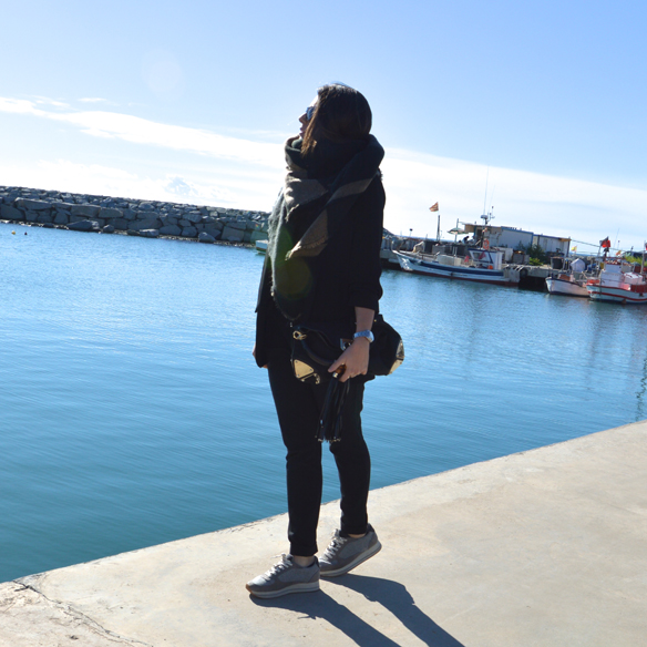 15-colgadas-de-una-percha-alicia-alvarez-sporty-chic-woman-trainers-bambas-baggy-pants-blazer-top-lencero-2