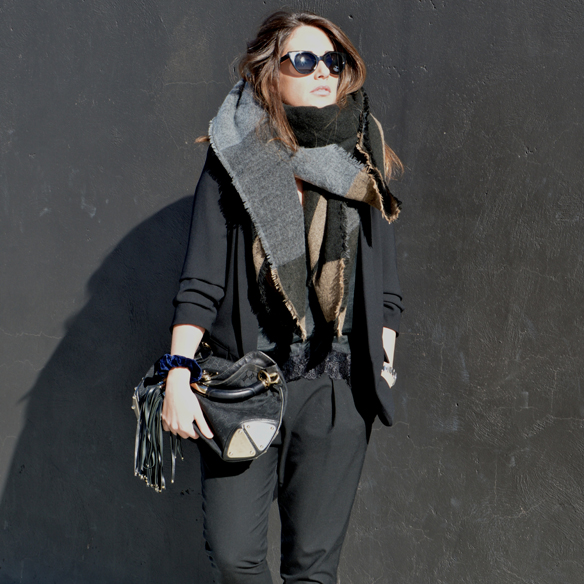 15-colgadas-de-una-percha-alicia-alvarez-sporty-chic-woman-trainers-bambas-baggy-pants-blazer-top-lencero-4