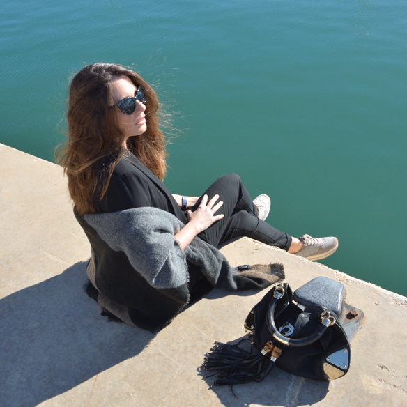 15-colgadas-de-una-percha-alicia-alvarez-sporty-chic-woman-trainers-bambas-baggy-pants-blazer-top-lencero-6