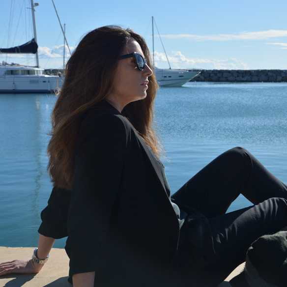 15-colgadas-de-una-percha-alicia-alvarez-sporty-chic-woman-trainers-bambas-baggy-pants-blazer-top-lencero-8