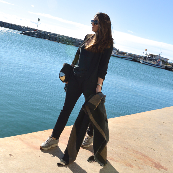 15-colgadas-de-una-percha-alicia-alvarez-sporty-chic-woman-trainers-bambas-baggy-pants-blazer-top-lencero-9