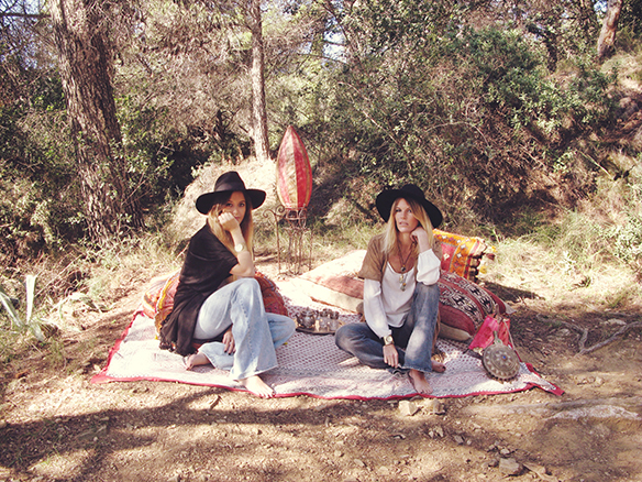 15-colgadas-de-una-percha-almah-scented-jewelry-lookbook-fw-15-16-joyeria-bisuteria-aromatica-perfumada-anna-duarte-gina-carreras-70s-1