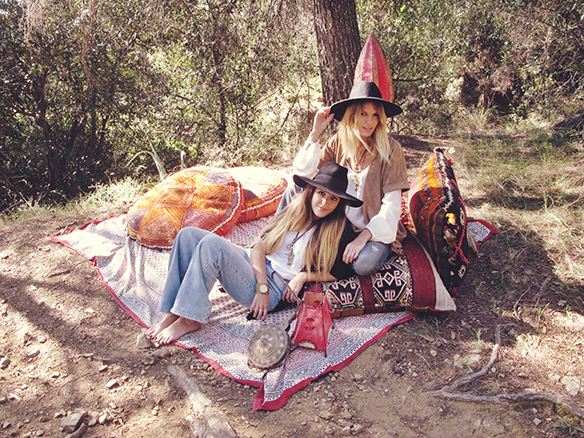 15-colgadas-de-una-percha-almah-scented-jewelry-lookbook-fw-15-16-joyeria-bisuteria-aromatica-perfumada-anna-duarte-gina-carreras-70s-10