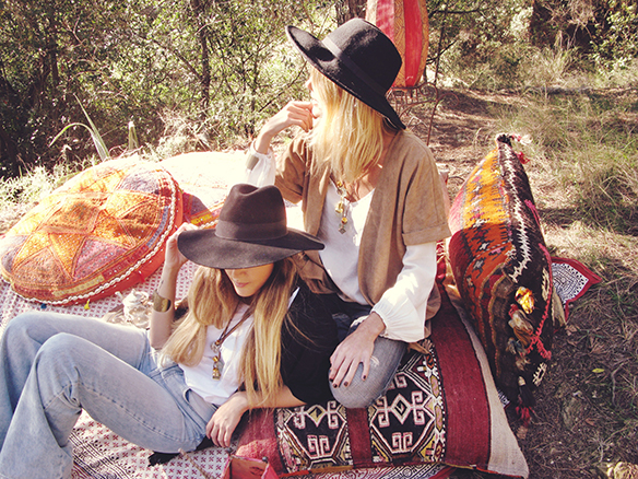 15-colgadas-de-una-percha-almah-scented-jewelry-lookbook-fw-15-16-joyeria-bisuteria-aromatica-perfumada-anna-duarte-gina-carreras-70s-5