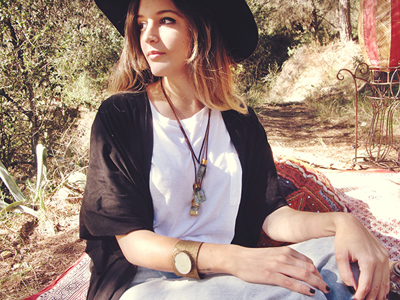 15-colgadas-de-una-percha-almah-scented-jewelry-lookbook-fw-15-16-joyeria-bisuteria-aromatica-perfumada-anna-duarte-gina-carreras-70s-6