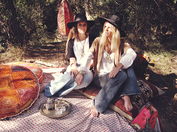 15-colgadas-de-una-percha-almah-scented-jewelry-lookbook-fw-15-16-joyeria-bisuteria-aromatica-perfumada-anna-duarte-gina-carreras-70s-7