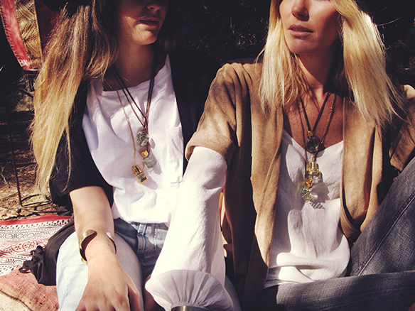 15-colgadas-de-una-percha-almah-scented-jewelry-lookbook-fw-15-16-joyeria-bisuteria-aromatica-perfumada-anna-duarte-gina-carreras-70s-8