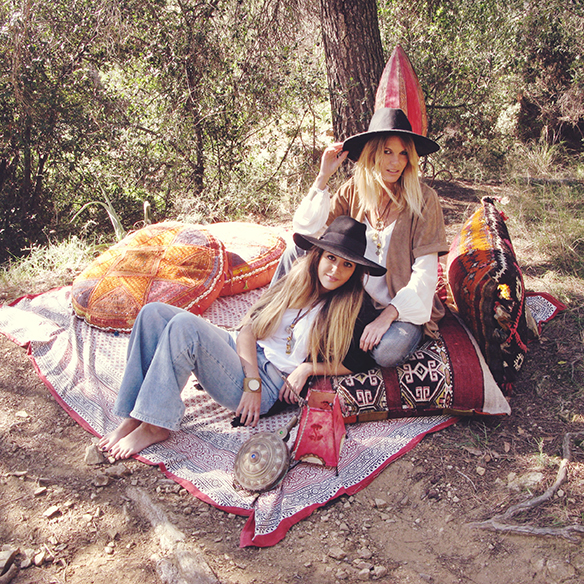 15-colgadas-de-una-percha-almah-scented-jewelry-lookbook-fw-15-16-joyeria-bisuteria-aromatica-perfumada-anna-duarte-gina-carreras-70s-portada